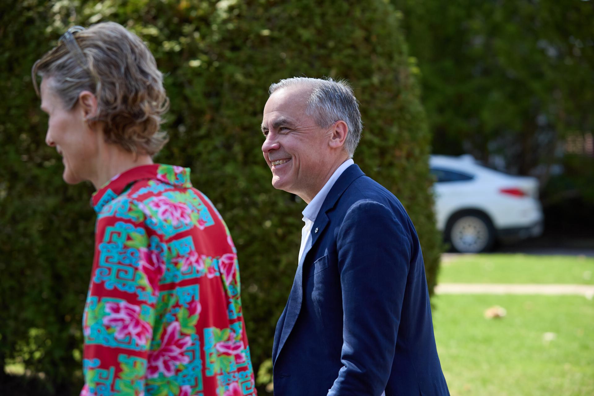 OTTAWA (Canada), 29/04/2025.- Canadian Prime Minister and Liberal Party Leader Mark Carney (R) arrives to cast his vote in the 2025 Federal Election, in Ottawa, Ontario, Canada, 28 April 2025. Canada voters went to the polls to elect a new federal government. (Elecciones) EFE/EPA/ERIC REID
