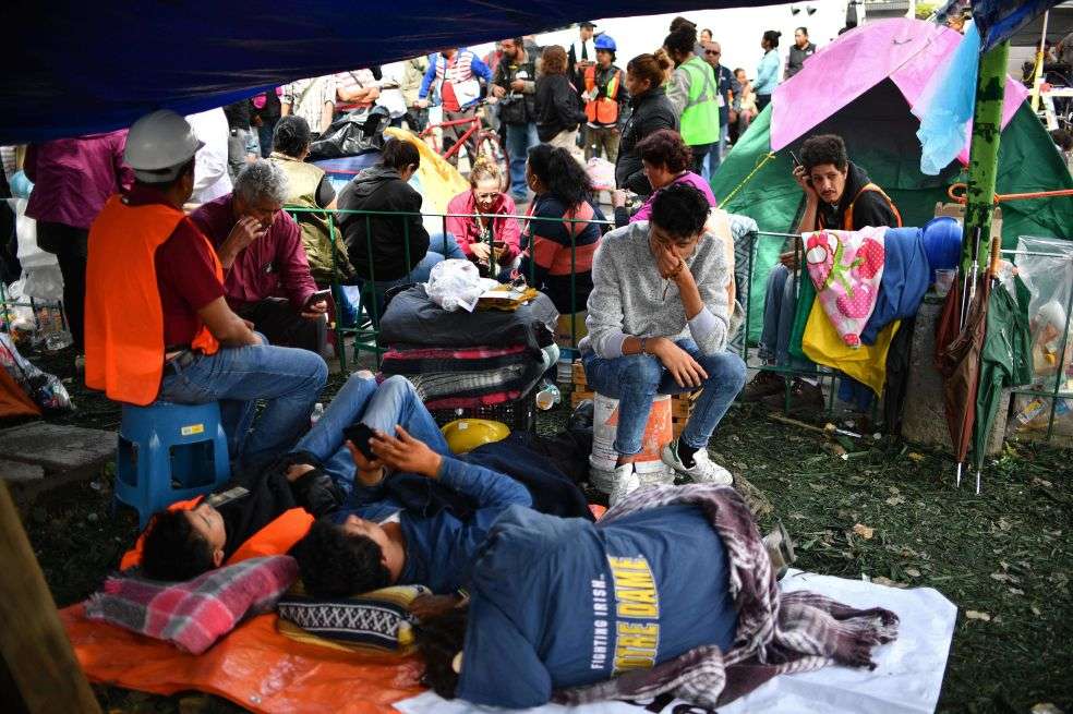 Familiares de personas que vivían en edificios colapsados en la capital mexicana. / AFP