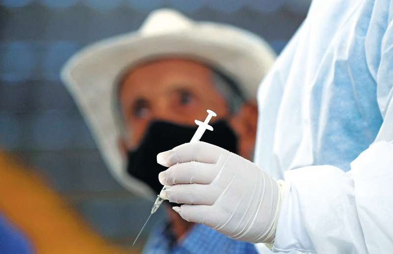 Respecto a la la vacunación hasta el momento en Colombia se han aplicado 7.718.287 dosis, de las cuales 2.958.890 corresponden a segundas dosis.