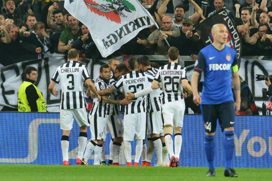 Jugadores de Juventus celebran el tanto conseguido por Vidal. Foto: AFP
