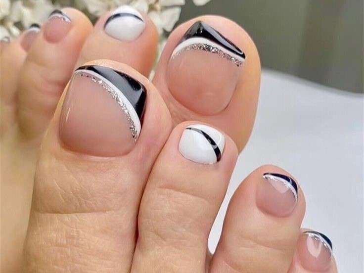 La pedicura lunar clásica cambia la paleta de colores y la ubicación de la “luna creciente”.