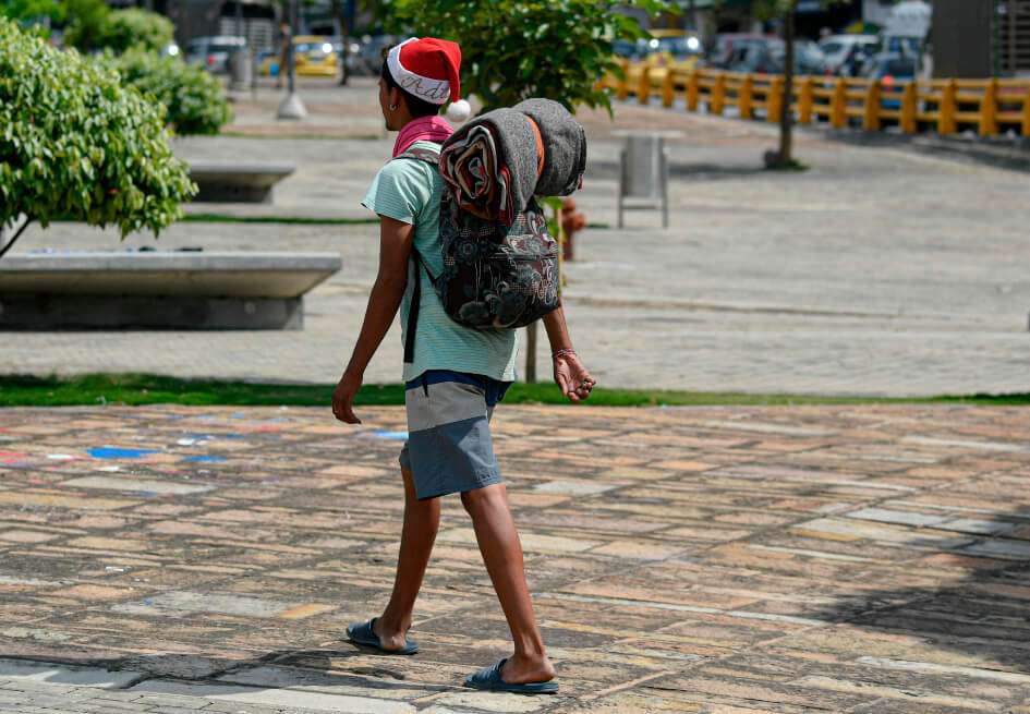 Un migrante venezolano emprende camino desde Bucaramanga hasta Venezuela para pasar navidad en su país. / AFP