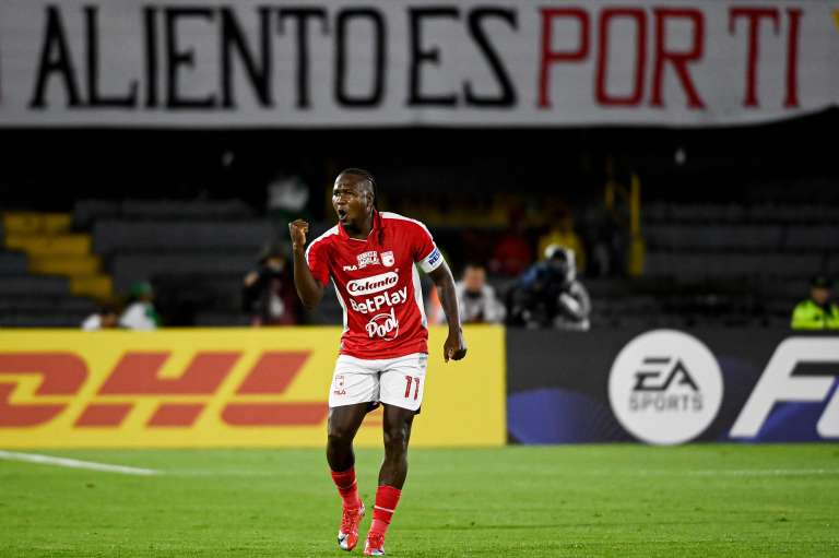 Hugo Rodallega celebrando el primer gol de Independiente Santa Fe contra Caracas en el estadio El Campín por los playoffs de la Copa Sudamericana 2026.