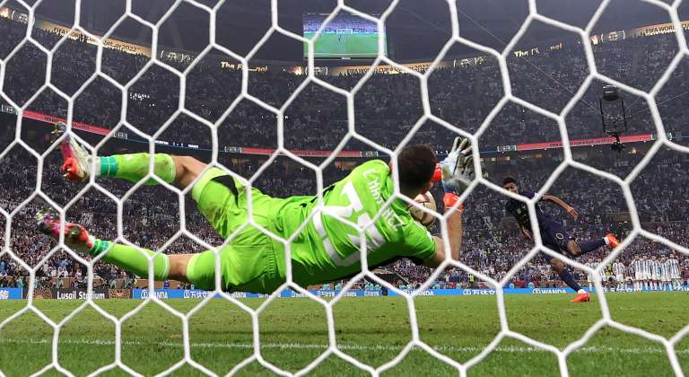 Lusail (Qatar), 18/12/2022.- Argentina's goalkeeper Emiliano Martinez saves the penalty of Kingsley Coman of France during the penalty shoot-out of the FIFA World Cup 2022 Final between Argentina and France at Lusail stadium, Lusail, Qatar, 18 December 2022. (Mundial de Fútbol, Francia, Estados Unidos, Catar) EFE/EPA/Friedemann Vogel