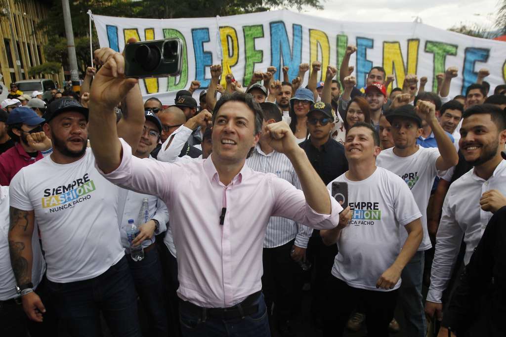 MED101 -MEDELLÍN (COLOMBIA), 14/02/2023.- El alcalde de Medellín, Daniel Quintero Calle (c), participa hoy en la manifestación en apoyo al Gobierno de Gustavo Petro y sus reformas sociales, en Medellín (Colombia). Las plazas de Colombia se comenzaron a llenar este martes para mostrar el apoyo al Gobierno del presidente Gustavo Petro y a las reformas sociales que quiere emprender para transformar el país. EFE/LUIS EDUARDO NORIEGA A