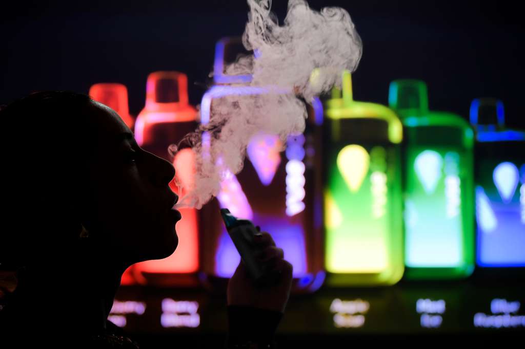 Vapeadores o cigarrillos electrónicos.