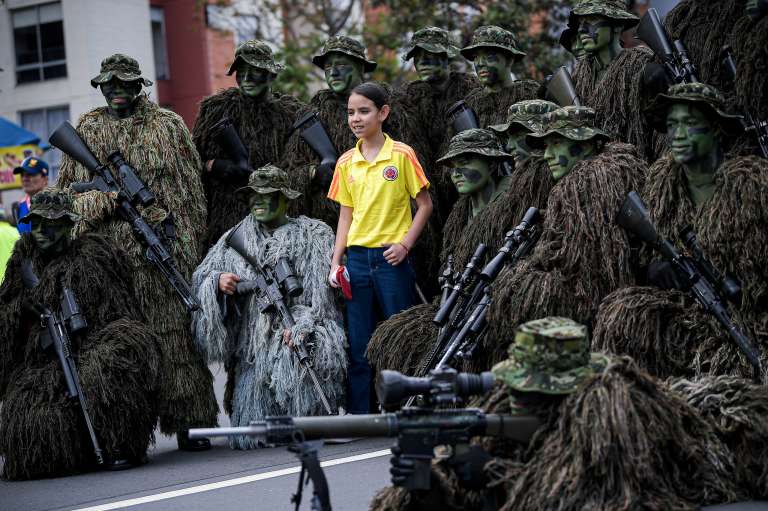 Los grupos de operaciones especiales, con sus estrategias de camuflaje en campo, fueron de los grupos más aplaudidos durante el recorrido.