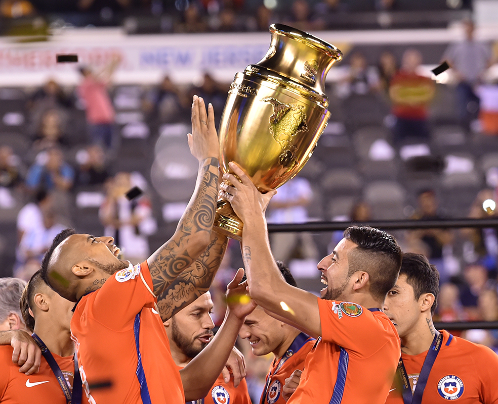 La última versión de la Copa América se realizó en Estados Unidos. Los jugadores de Chile celebran con el trofeo después de ganar la final de la Copa América Centenario al derrotar a Argentina en el tiroteo de penales en East Rutherford, Nueva Jersey, el 26 de junio de 2016. / AFP