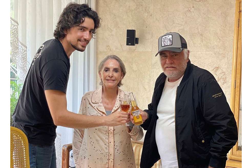 Vicente Fernández y su esposa Cuquita brindaron con Alex. Ese día les contó que iba a ser papá por primera vez.