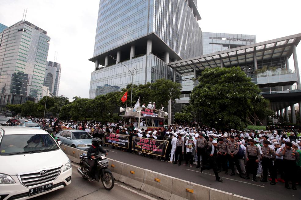 Los “millennials” indonesios ahora lideran la economía digital. Protesta contra Facebook del viernes 12 de enero de 2018 en Yakarta. / EFE