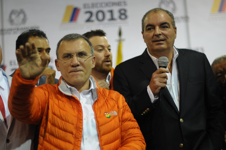 Roy Barreras, cabeza de lista al Senado, y el exministro Aurelio Iragorri Valencia (derecha), presidente del Partido de la U, en la inscripción de listas a Congreso el 11 de diciembre pasado. / Cristian Garavito - El Espectador