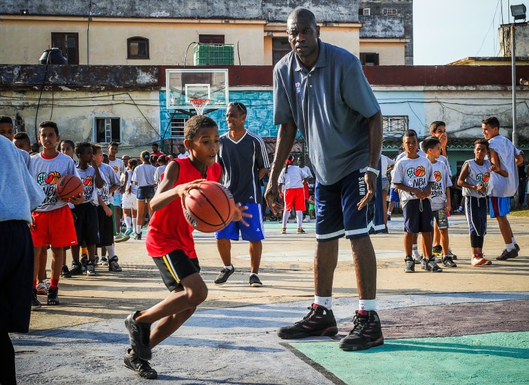 El legado de Dikembe Mutombo, más allá de la NBA
