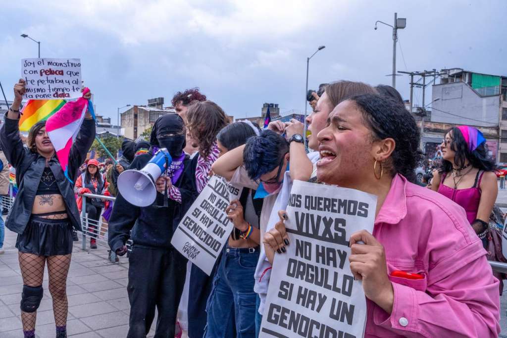 Mientras miles de personas se preparan para llenar las calles del centro de Bogotá con banderas arcoíris, tambores y música este domingo 29 de junio para celebrar la diversidad, otra movilización tomará una ruta alterna para cuestionar la inacción estatal en la defensa de los derechos LGBTIQ+.