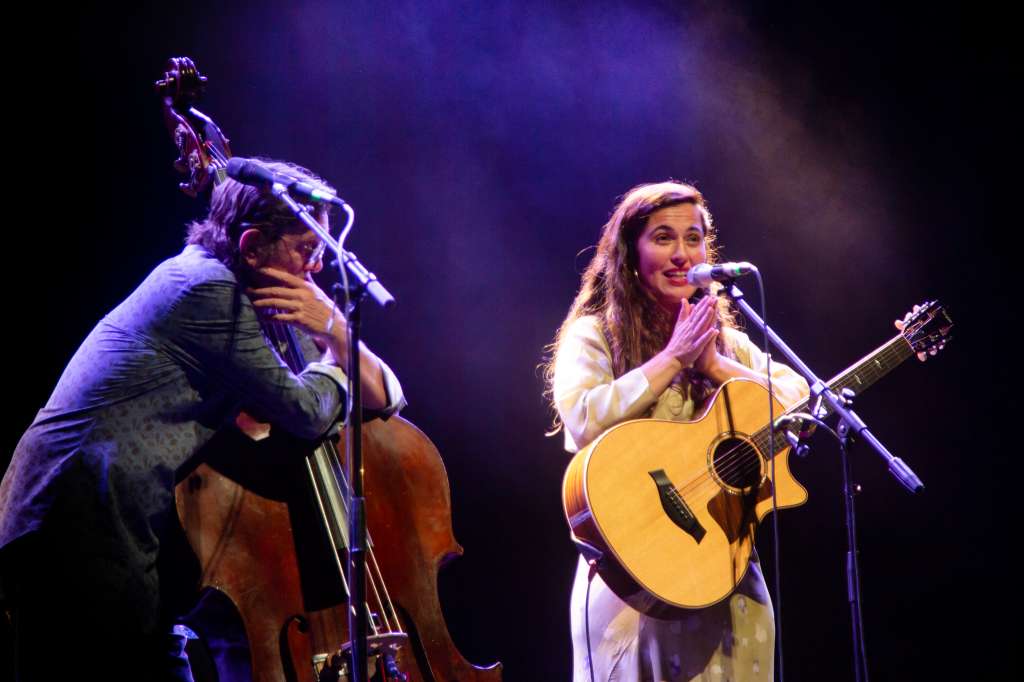 Silvia Pérez Cruz, junto a Javier Colina, durante su presentación en el Teatro Colsubsidio de Bogotá.