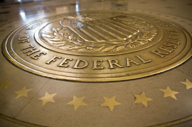 La pandemia pone freno a la recuperación económica de Estados Unidos, dice la Fed.