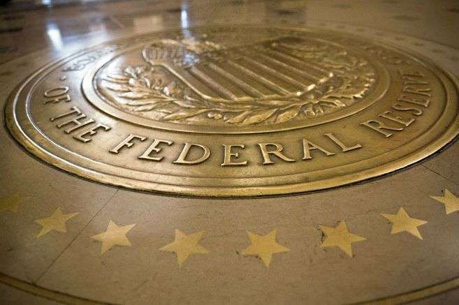 La pandemia pone freno a la recuperación económica de Estados Unidos, dice la Fed.