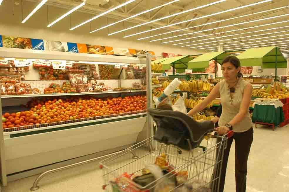 El 43% de los colombianos encuestados declararon haber intensificado sus compras en los últimos cinco años. Desde las básicas hasta las durables. / Archivo