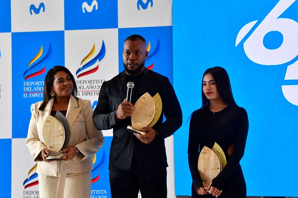 En el podio, Jeison López, deportista del Año junto a Natalia Linares y Gabriela Rueda