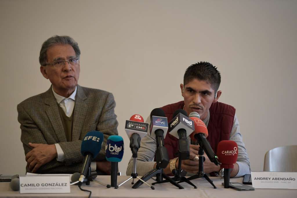 Jefe negociador del gobierno y Andrey Avendaño Guevara, delegado del Estado Mayor de Bloques (EMB), durante rueda de prensa luego del sexto ciclo de diálogos entre el Gobierno y las disidencias de Calarcá Córdoba (izq-der).