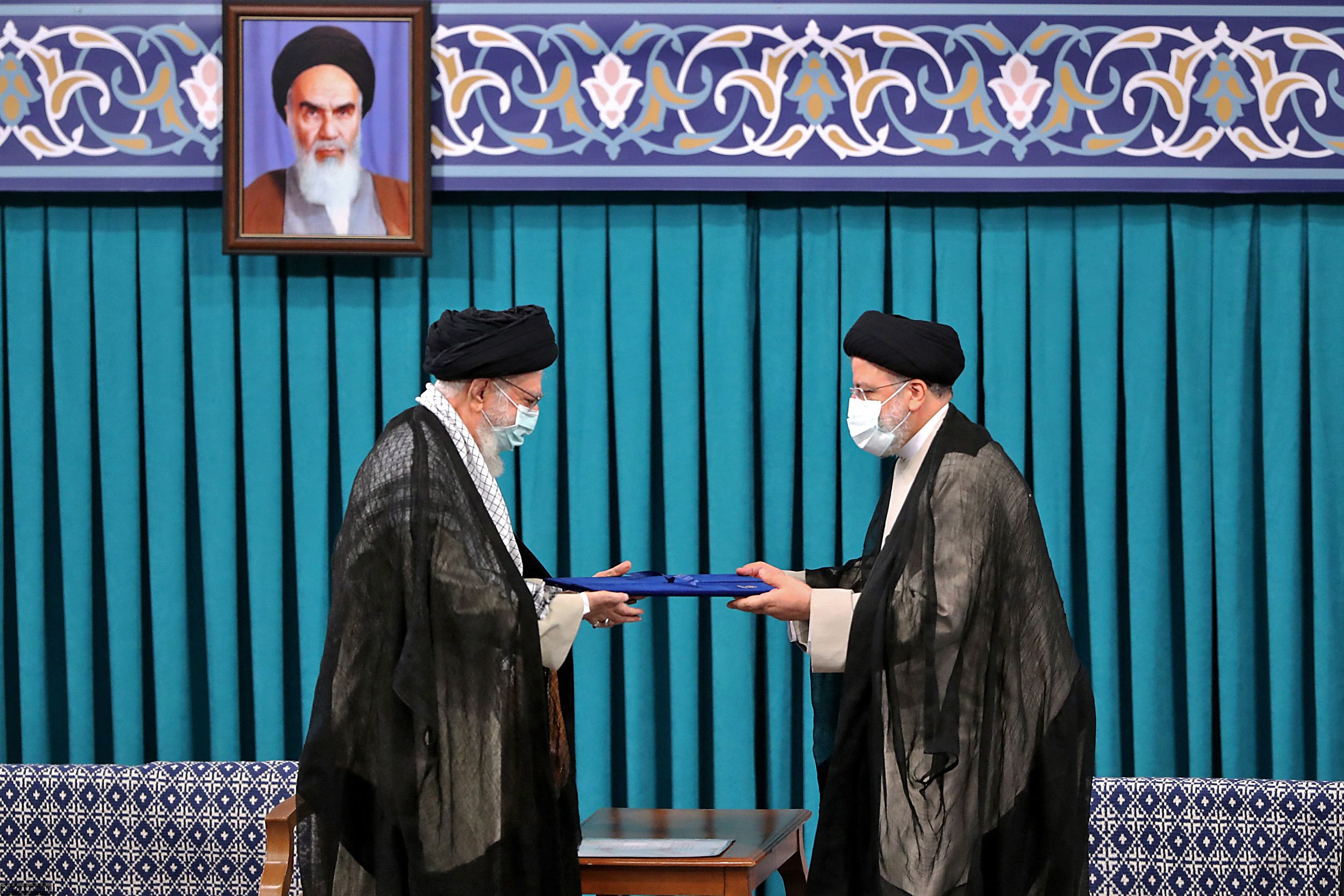 El líder supremo de Irán, el Ayatollah Ali Khamenei, junto al nuevo mandatario, Ebrahim Raisi.