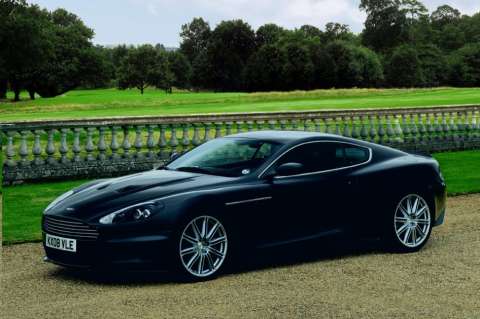 Un Aston Martin lidera una subasta de objetos de James Bond para beneficencia