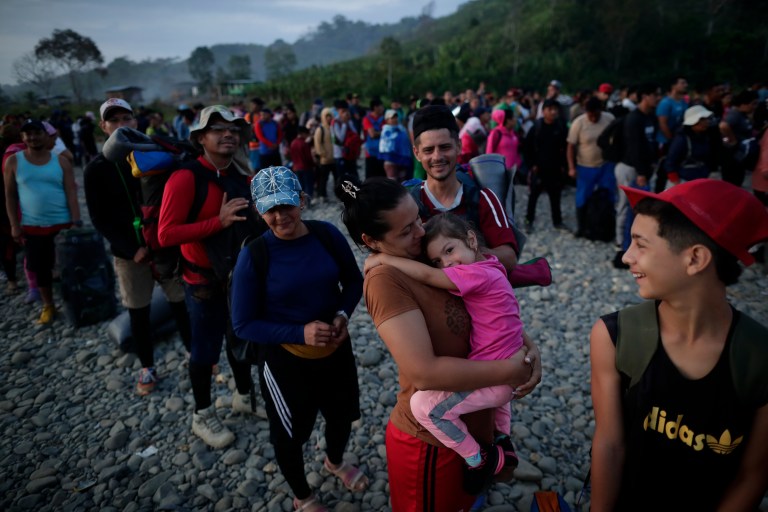 -FOTOGALERÍA- AME4250. BAJO CHIQUITO (PANAMÁ), 21/03/2023.- Adultos y niños migrantes hacen fila en la comunidad de Bajo Chiquito para ser trasladados a la Estación de Recepción Migratoria (ERM) de San Vicente, el 11 de marzo de 2023, en Metetí (Panamá). "Guerreros", repiten las madres, hijos guerreros que han aguantado largas caminatas, hambre, sed, el calor, picaduras de insectos, superar ríos y cerros, para sobrevivir a la selva del Darién en su ruta hacia Estados Unidos. Recién salidos de esta selva que hace de frontera natural entre Colombia y Panamá, los migrantes llegan hasta la conocida como Quebrada del León, donde les esperan unas piraguas de indígenas que los descenderán por el casi seco río Tuquesa hasta Bajo Chiquito, una pequeña población emberá donde podrán al fin reposar tranquilos. EFE/ Bienvenido Velasco