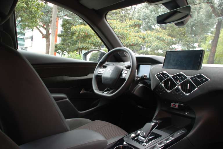 Adentro la acústica del carro determina todo. Aquí cada acción, botón y comando emite sonidos que enaltecen y dan sensación de lujo.