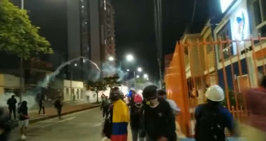 Protesta culminó con enfrentamientos, policías heridos y pérdidas materiales en Bucaramanga.