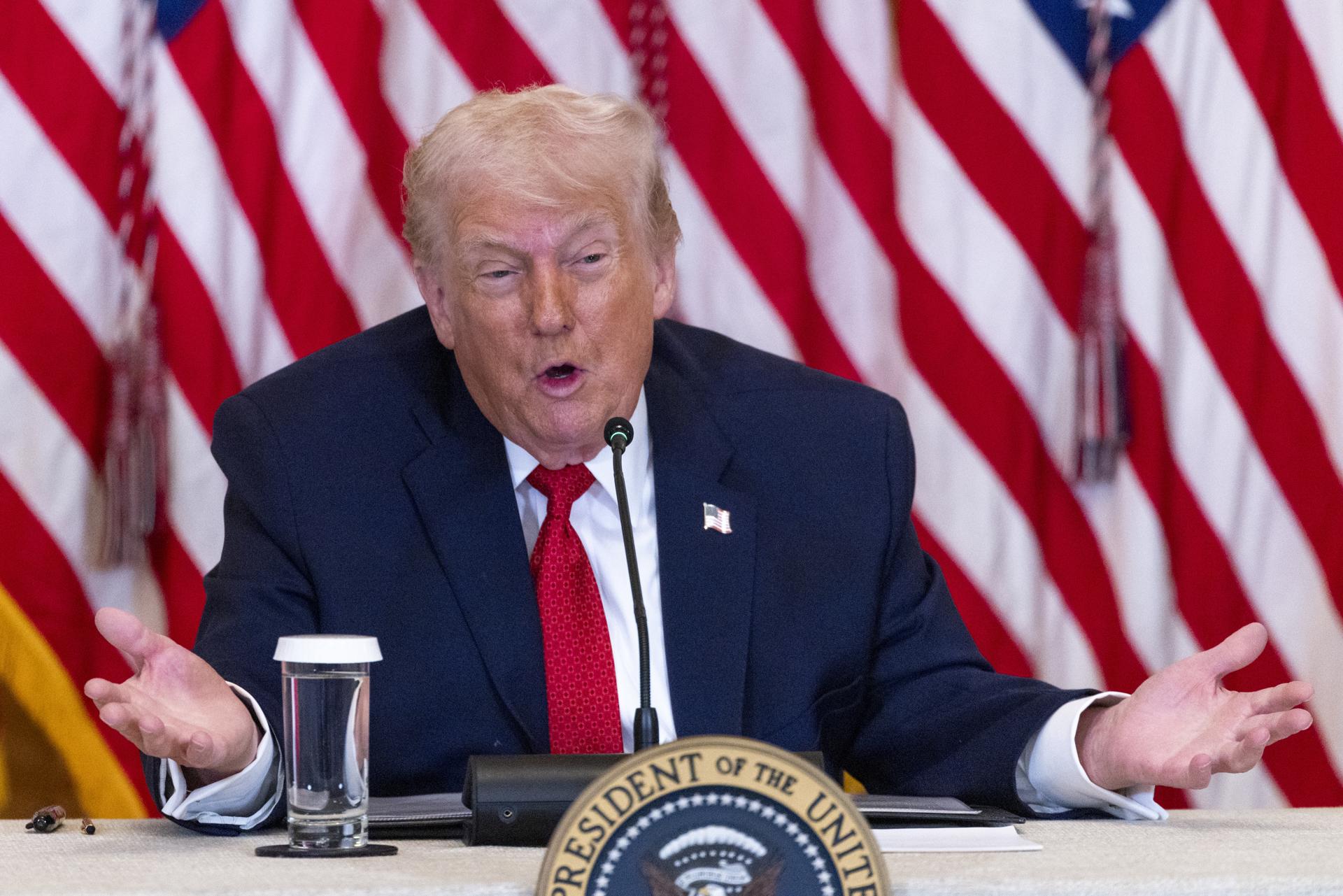 WASHINGTON (United States), 16/01/2026.- US President Donald J. Trump participates in The Great, Historic Investment in Rural Health Roundtable at the White House in Washington, DC, USA, 16 January 2026. The roundtable follows up the administrations announcement that states would receive shares of $10 billion for rural health care through the Rural Health Transformation Program. EFE/EPA/SHAWN THEW