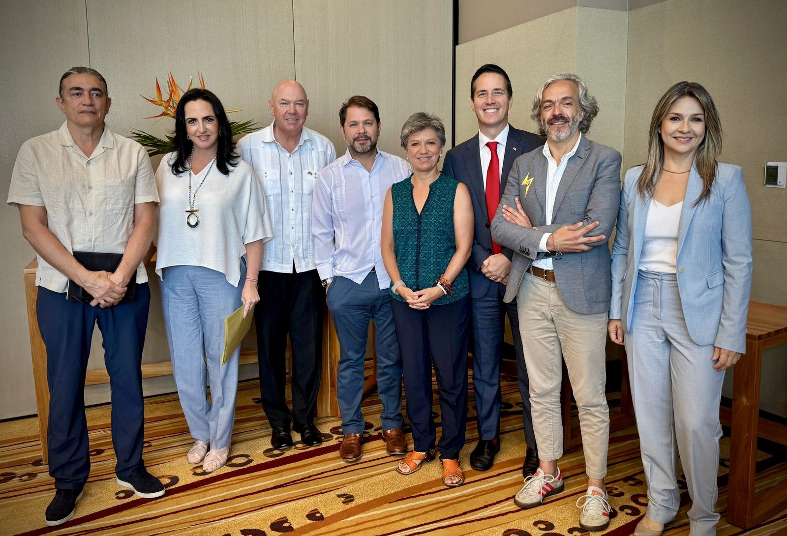Gustavo Bolívar, María Fernanda Cabal, Claudia López, Juan Daniel Oviedo y Vicky Dávila fueron los precandidatos que se reunieron con la delegación de Estados Unidos.