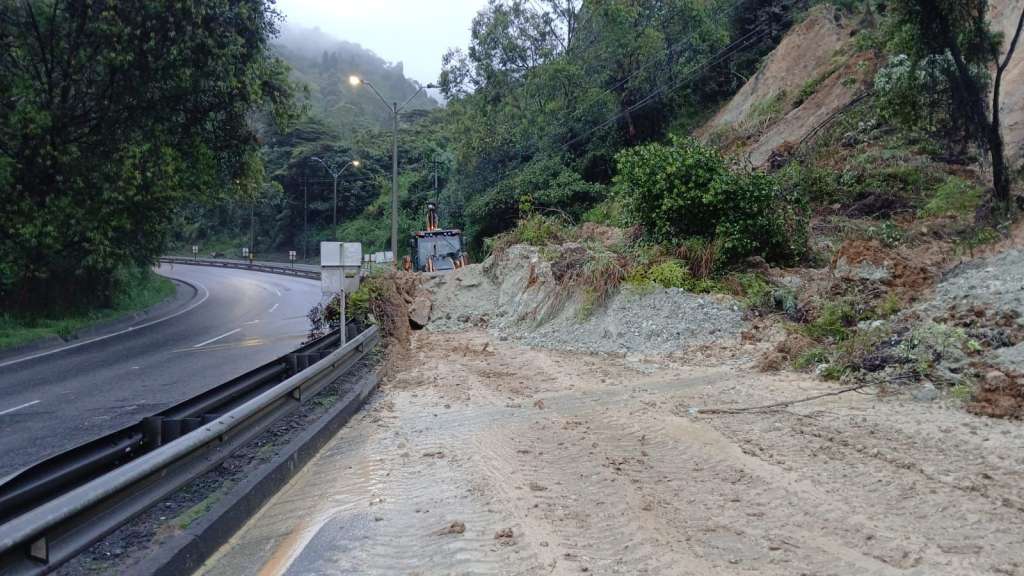 La emergencia se presentó en la madrugada y mantiene bloqueado un punto clave en la conexión entre Medellín y el centro del país.