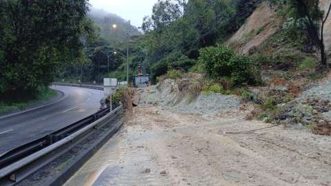 Cierre total en la vía Medellín–Bogotá por deslizamiento de tierra