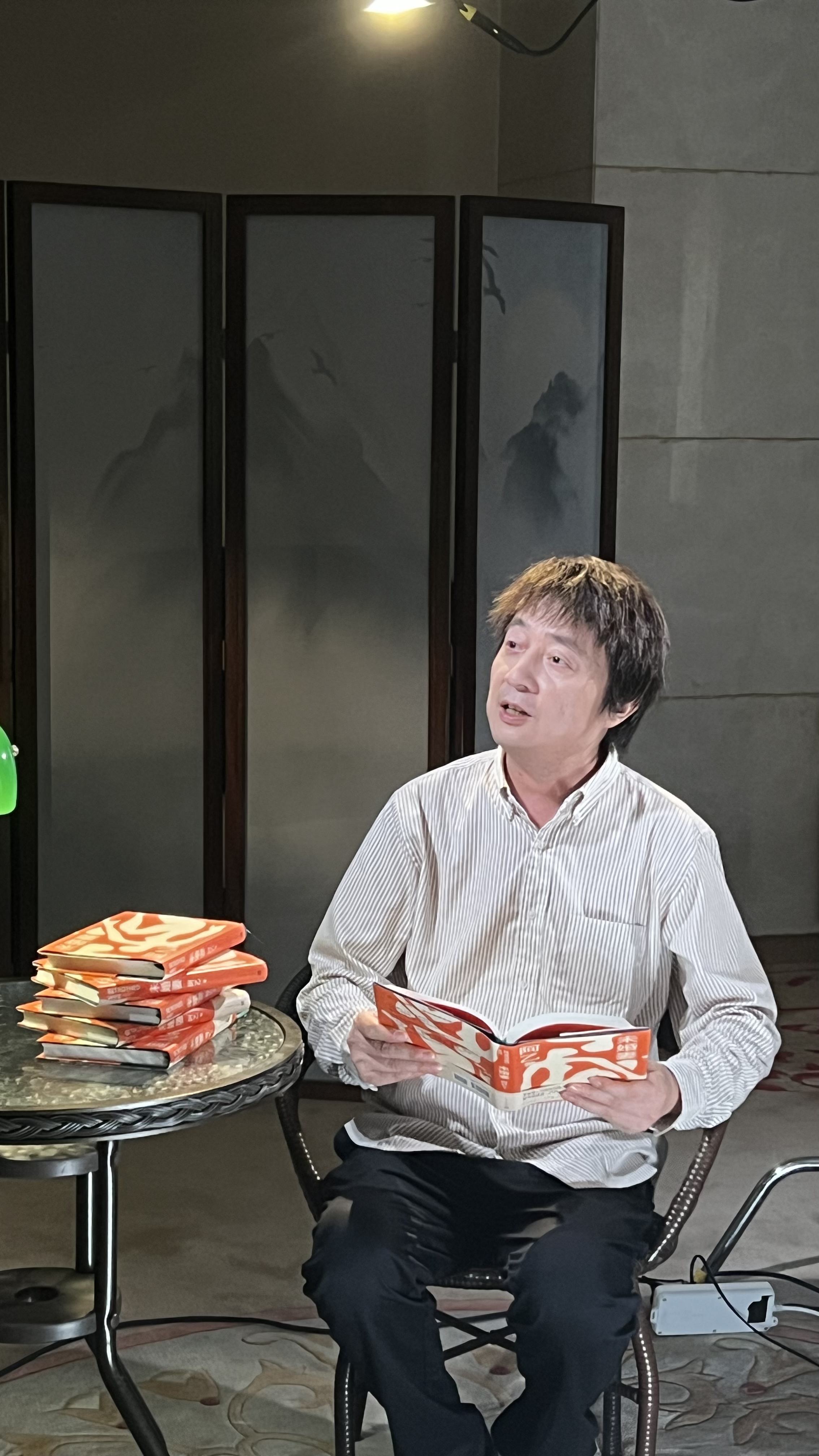 Ah Yi fue preseleccionado para el premio Peoples Literature Top 20 Literary Giants of the Future en 2010.