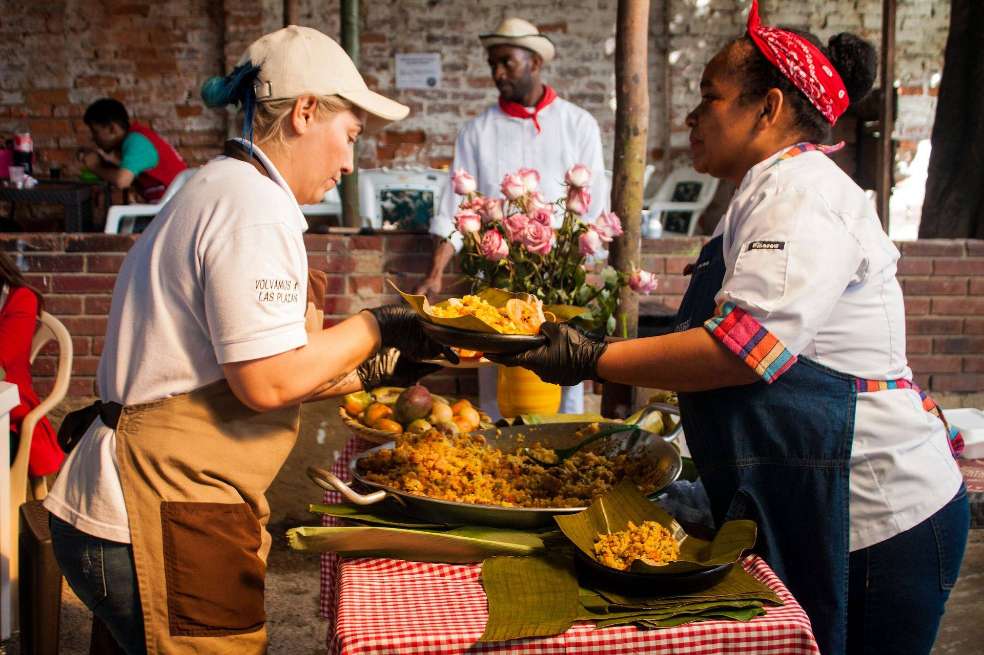 Luz Dary y sus compañeros cocineros han contribuido en hacer del Mercado La Perseverancia lo que es hoy: una manera increíble y tangible de experimentar la cultura a través de la comida.