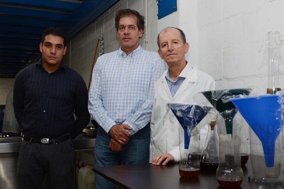 Carlos Aristizábal, ingeniero químico; Jaime González, ingeniero forestal, y Guillermo León Palacio, director de investigación de Bioprocol. / Luis Benavides