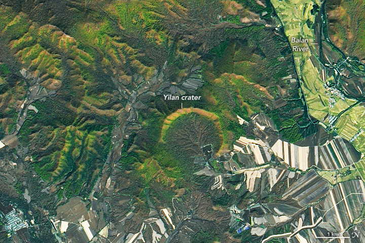 De acuerdo con los científicos, el cráter Yilan mide alrededor de 1,15 millas y tiene forma de media luna.