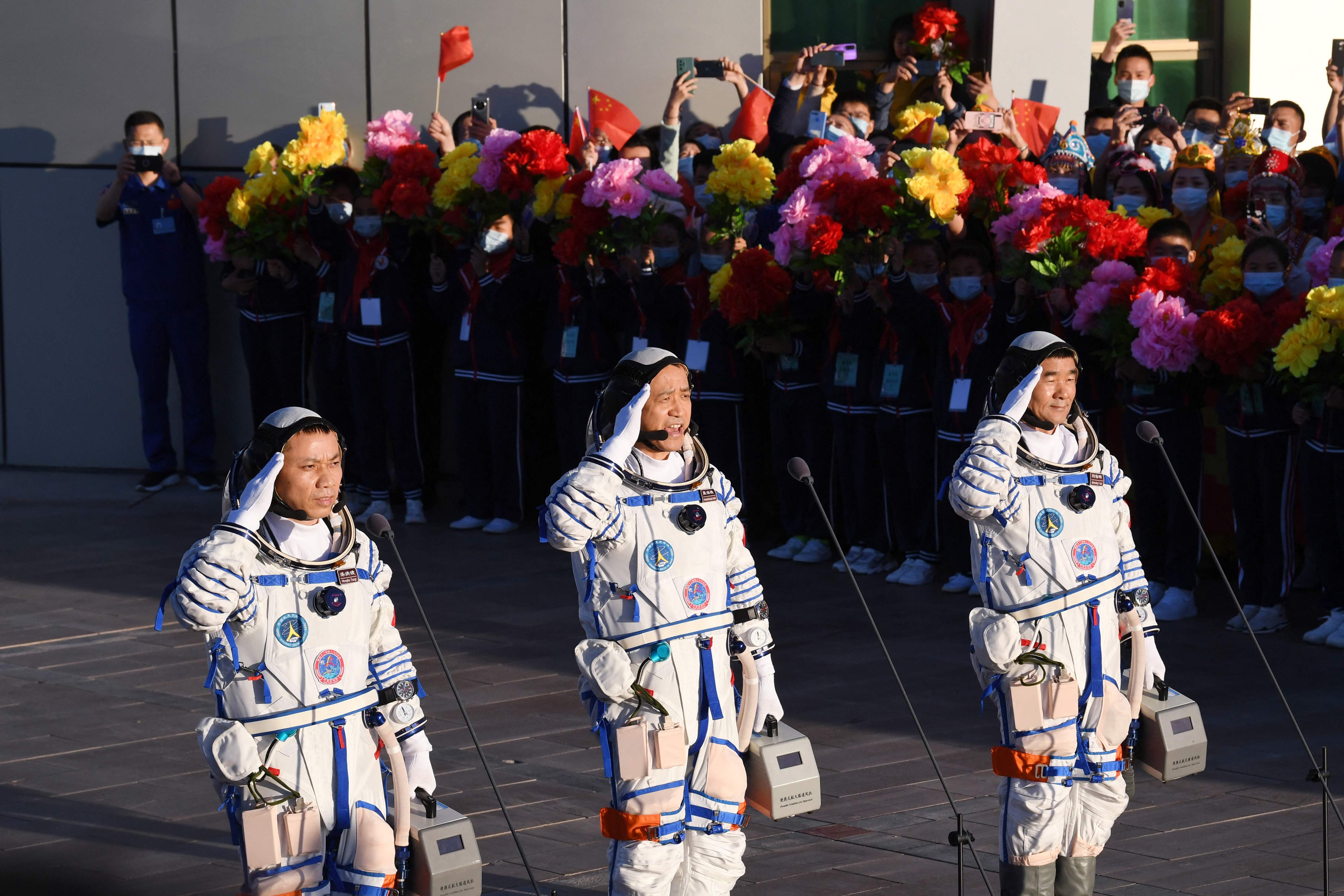 Los astronautas Nie Haisheng (C), Liu Boming (D) and Tang Hongbo (izquierda) antes de despegar.