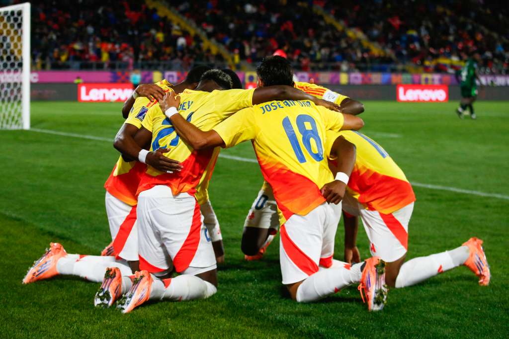 AMDEP5456. TALCA (CHILE), 05/10/2025.- Jugadores de Colombia celebran un gol este domingo, en un partido del grupo F de la Copa Mundial Sub-20 entre Nigeria y Colombia en el estadio Fiscal de Talca, en Talca (Chile). EFE/ Benjamín Hernández