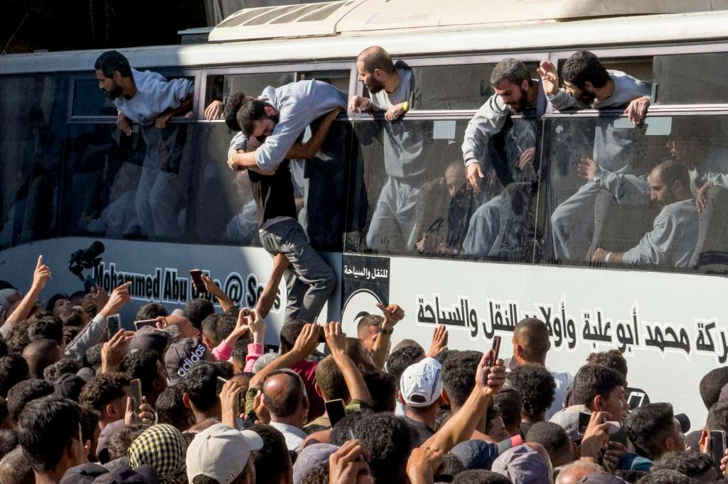 GAZA , 13/10/2025.- Un momento de la llegada de los prisioneros palestinos liberados al Hospital Nasser del sur de Gaza. Unos once autobuses de la Cruz Roja con más de 1.000 prisioneros palestinos liberados por Israel han llegado ya al Hospital Nasser de Jan Yunis (sur de Gaza), según pudo comprobar EFE en este lugar. EFE/ Ahmad Awad.