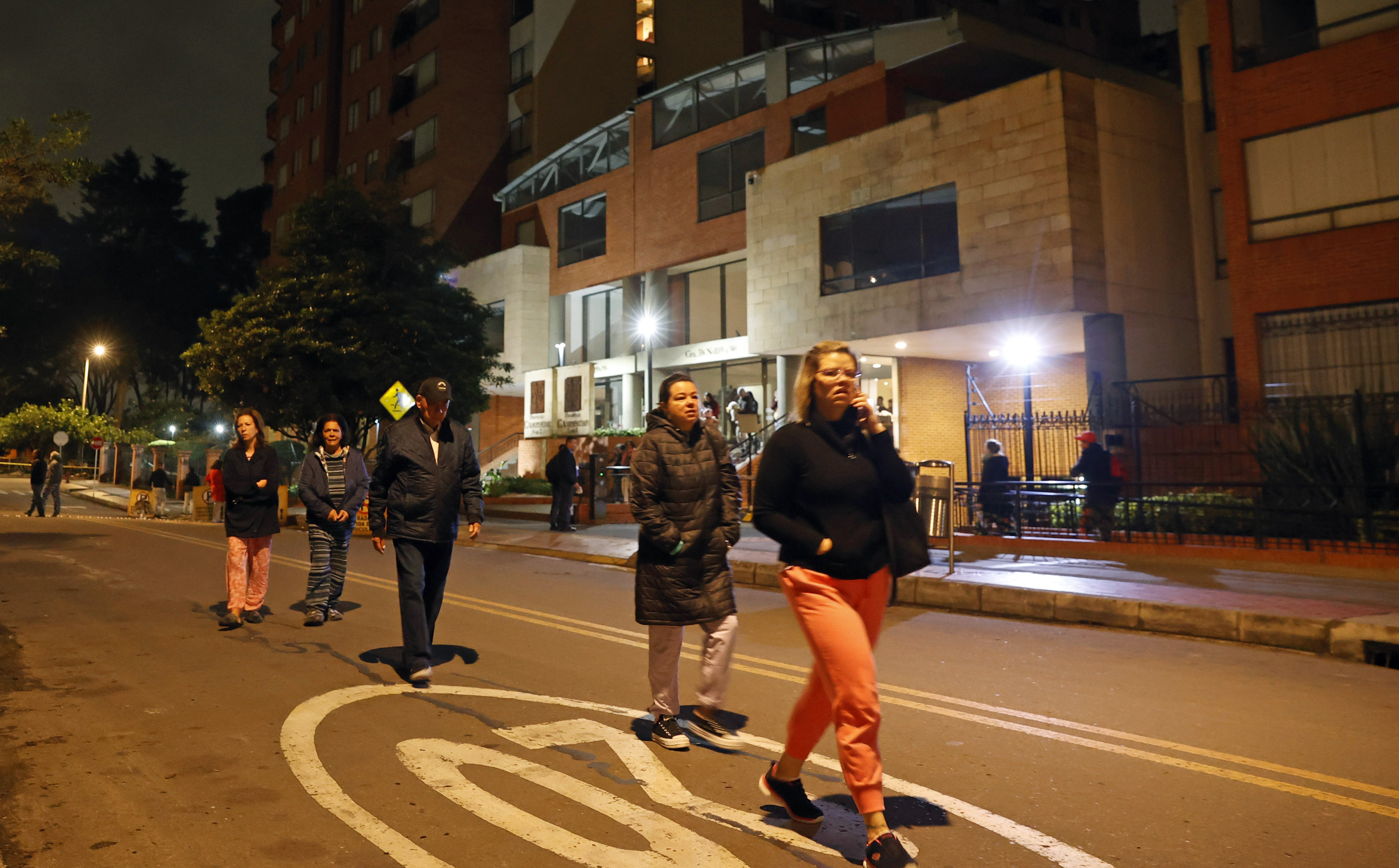 BOG01. BOGOTÁ (COLOMBIA), 10/03/2023.- Residentes de un edificio salen de sus viviendas tras sentir un sismo en la madrugada de hoy, en Bogotá (Colombia). Un temblor de magnitud 5,9 sacudió en la madrugada de este viernes gran parte de Colombia sin que hasta el monto las autoridades hayan informado de víctimas o daños. EFE/ Mauricio Dueñas