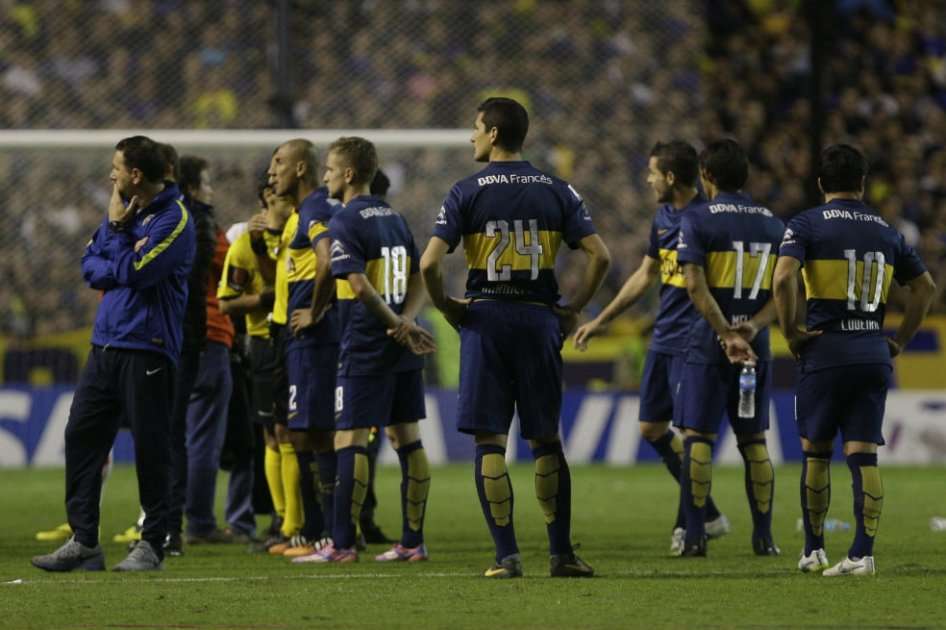 Jugadores de Boca Juniors esperando la salida de los jugadores de River Plate. Foto: EFE