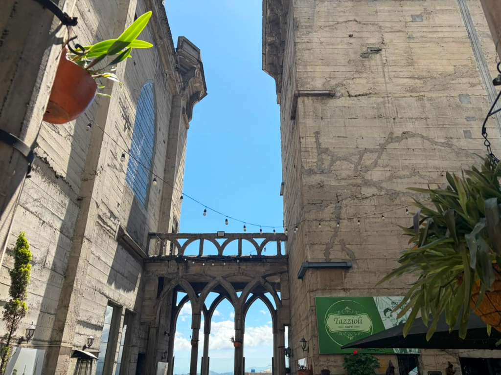 Entre vitrales y arquitectura gótica, el café Tazzioli fusiona la historia de la iglesia más alta de Colombia con la evolución de la cultura cafetera.