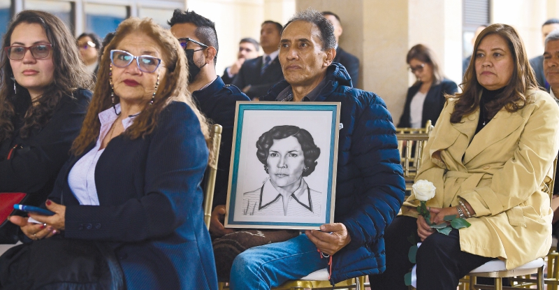 Al cumplirse 37 años de los hechos, familiares de las víctimas rindieron un homenaje a sus seres queridos delante del Palacio de Justicia . / Gustavo Torrijos-ElEspectador
