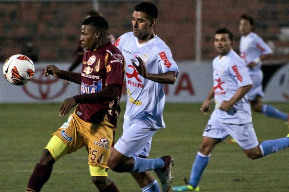 Iván Santillan del Garcilaso intenta quitarle la pelota a Jhon Hurtado del Tolima.