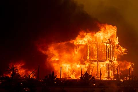 Incendio forestal en Los Ángeles obliga evacuar a 10.000 personas