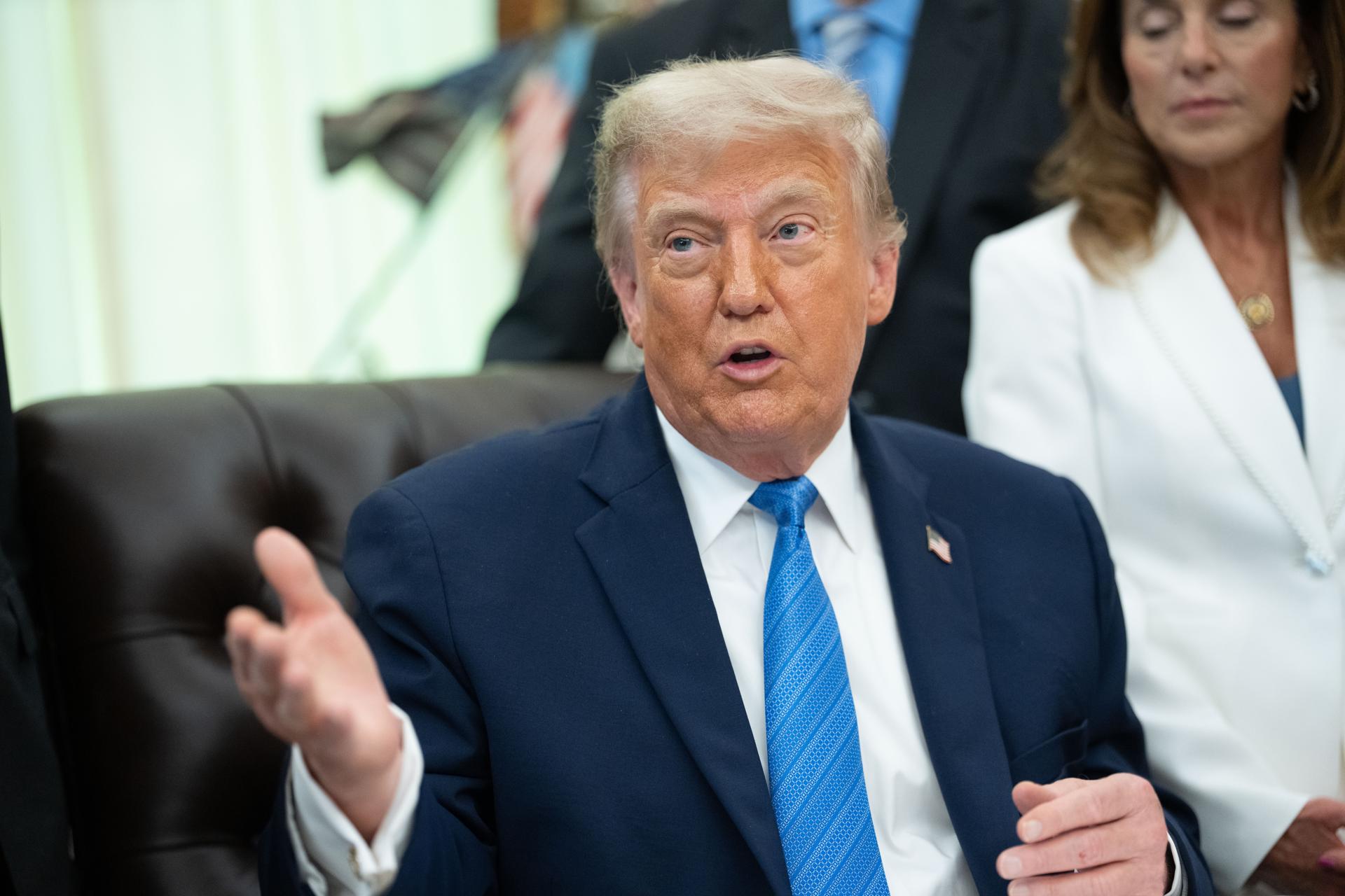 WASHINGTON, DC (Washington, DC,), 10/06/2026.- US President Donald Trump gives remarks during a signing ceremony for the “Secure America Act” in the Oval Office of the White House in Washington, DC, USA, 10 June 2026. The act requires proof of citizenship to register to vote. EFE/EPA/AARON SCHWARTZ / POOL