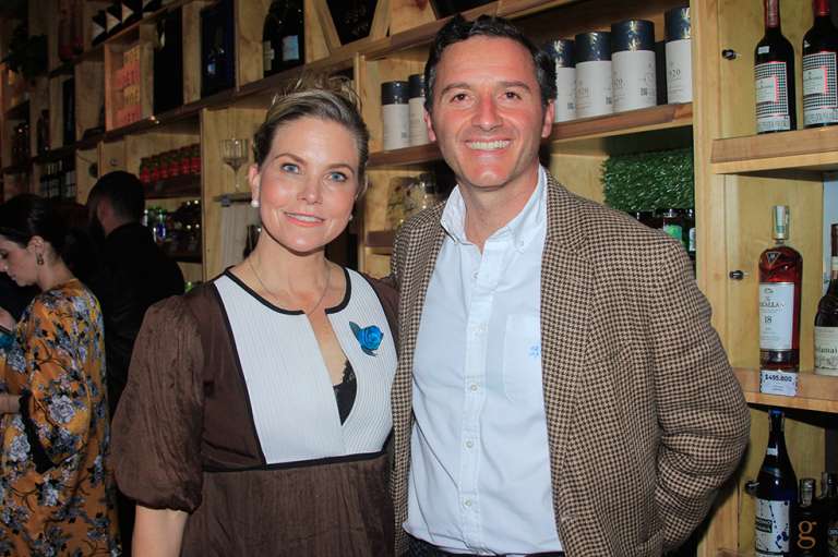 XIOMARA XIBILLE Y ROBERTO CUELLAR. EMBAJADOR DE VIDA LIGA CONTRA EL CÁNCER