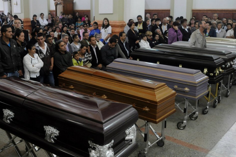 Ceremonia fúnebre en el municipio de Santa Rosa de Osos en honor a los 10 campesinos asesinados. Foto: EFE
