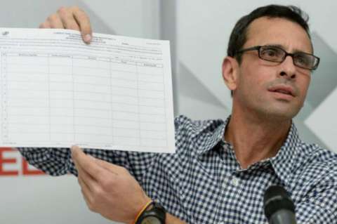 Oposición venezolana presenta 1,85 millones de firmas para iniciar revocatoria de Maduro