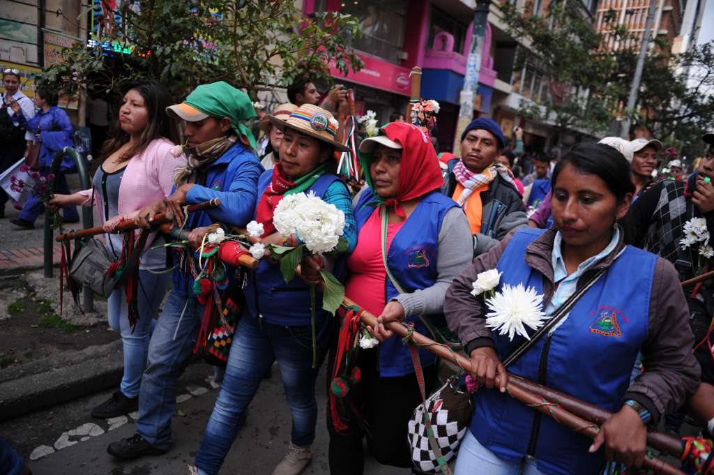 Víctimas, indígenas, afros, estudiantes, campesinos y el movimiento Mujeres por la Paz, se movilizaron por Bogotá, exigiendo la implementación de los acuerdos de paz entre el gobierno y las Farc.